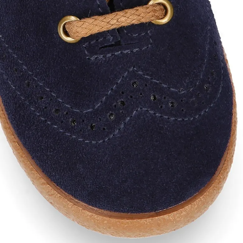 Zapato blucher para niño con cordones y picados en piel serraje
