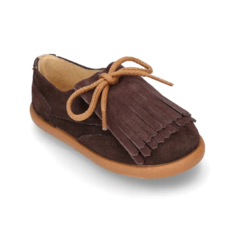 Zapato casual tipo Blucher con lengüeta con flecos en piel serraje.