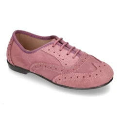 Zapato clásico tipo Blucher con lazos y picados en piel serraje.