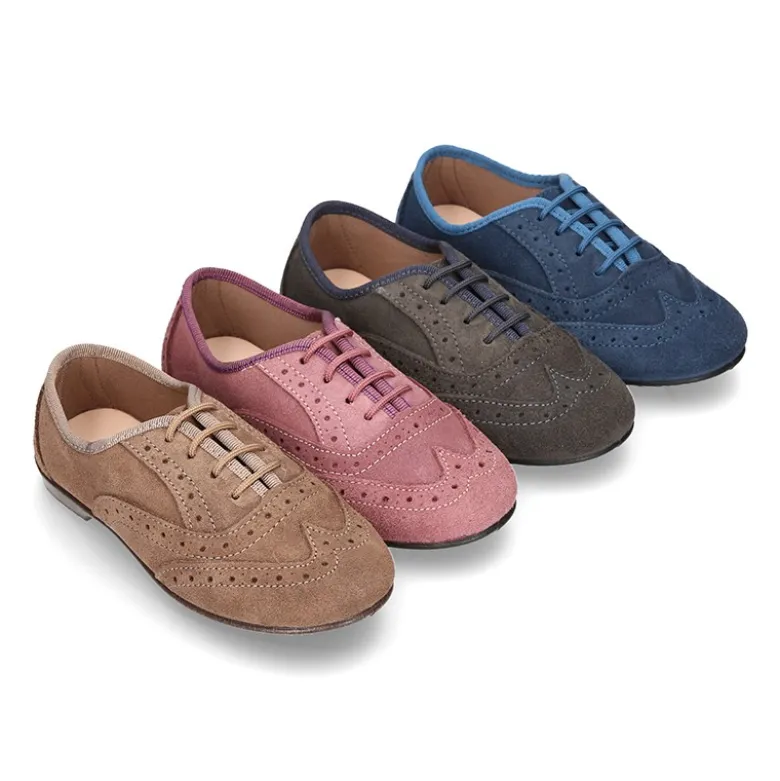 Zapato clásico tipo Blucher con lazos y picados en piel serraje.
