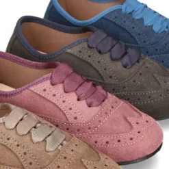 Zapato clásico tipo Blucher con lazos y picados en piel serraje.