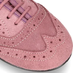 Zapato clásico tipo Blucher con lazos y picados en piel serraje.
