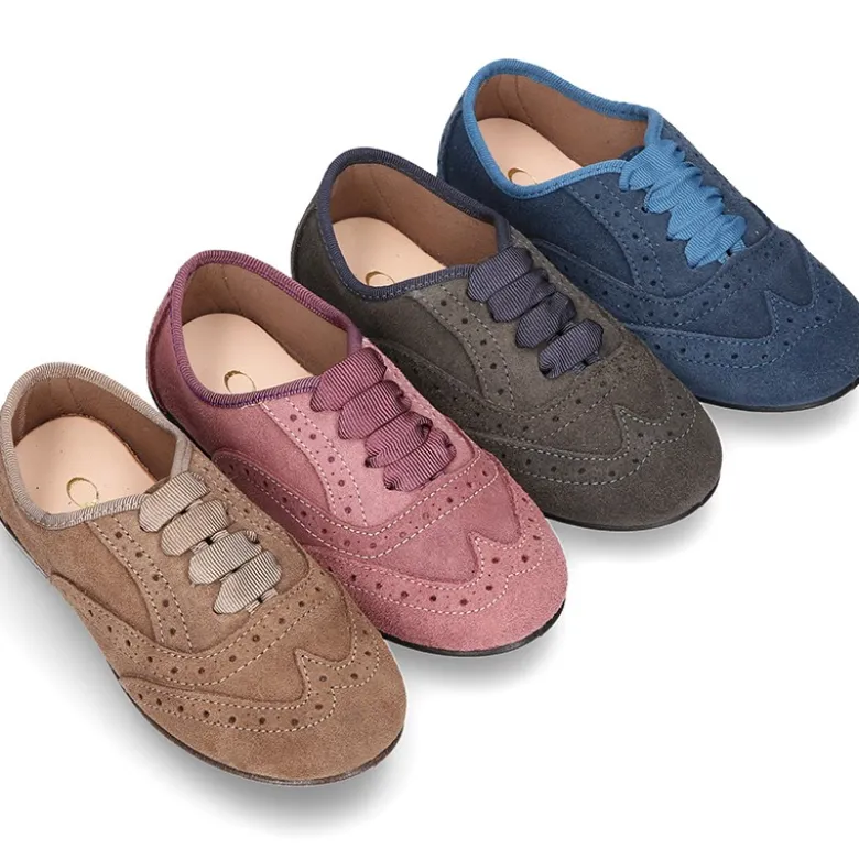 Zapato clásico tipo Blucher con lazos y picados en piel serraje.