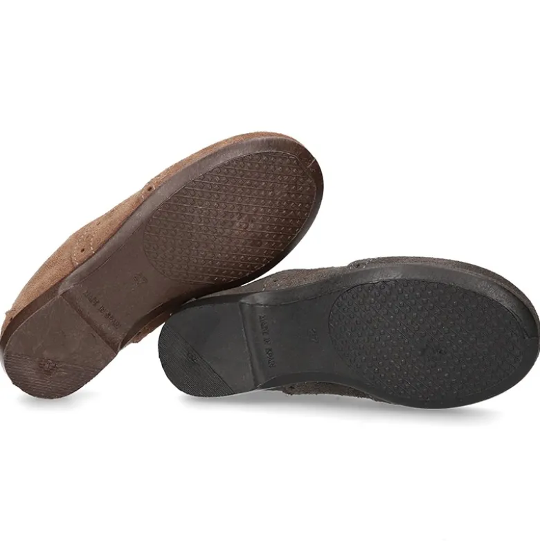 Zapato clásico tipo Blucher con lazos y picados en piel serraje.