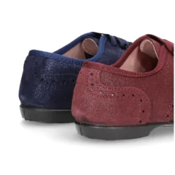 Zapato clásico tipo Blucher con FLECOS en piel serraje metalizado.