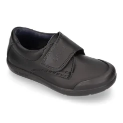 Zapato colegial niño OKAA tipo Blucher sin cordones y puntera reforzada en piel lavable.