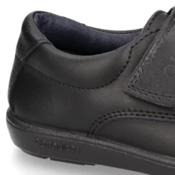 Zapato colegial niño OKAA tipo Blucher sin cordones y puntera reforzada en piel lavable.