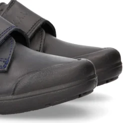 Zapato colegial niño OKAA tipo Blucher sin cordones y puntera reforzada en piel lavable.