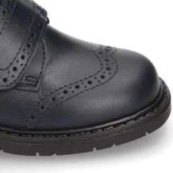 Zapato colegial niño tipo Blucher sin cordones y diseño pala vega en piel.