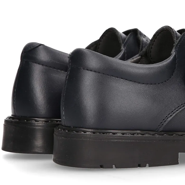 Zapato colegial niño tipo Blucher sin cordones y diseño pala vega en piel.