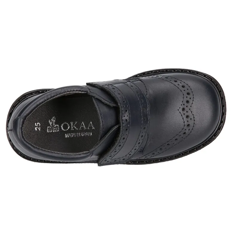 Zapato colegial niño tipo Blucher sin cordones y diseño pala vega en piel.