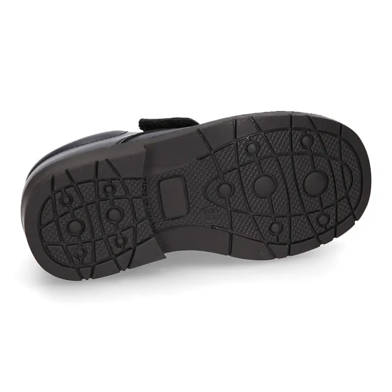 Zapato colegial niño tipo Blucher sin cordones y diseño pala vega en piel.