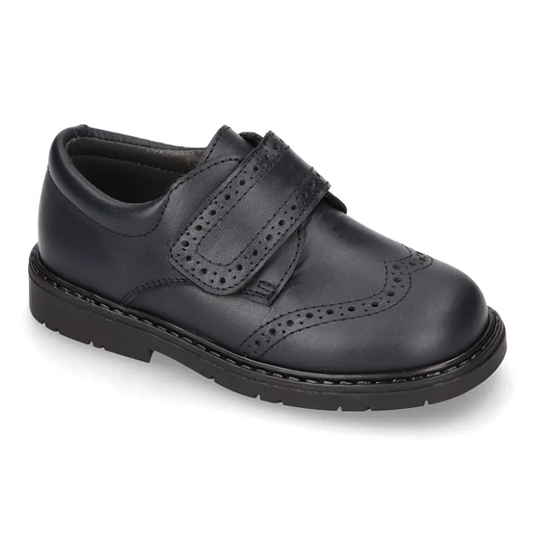 Zapato colegial niño tipo Blucher sin cordones y diseño pala vega en piel.