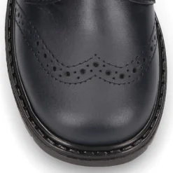Zapato colegial niño tipo Blucher sin cordones y diseño pala vega en piel.
