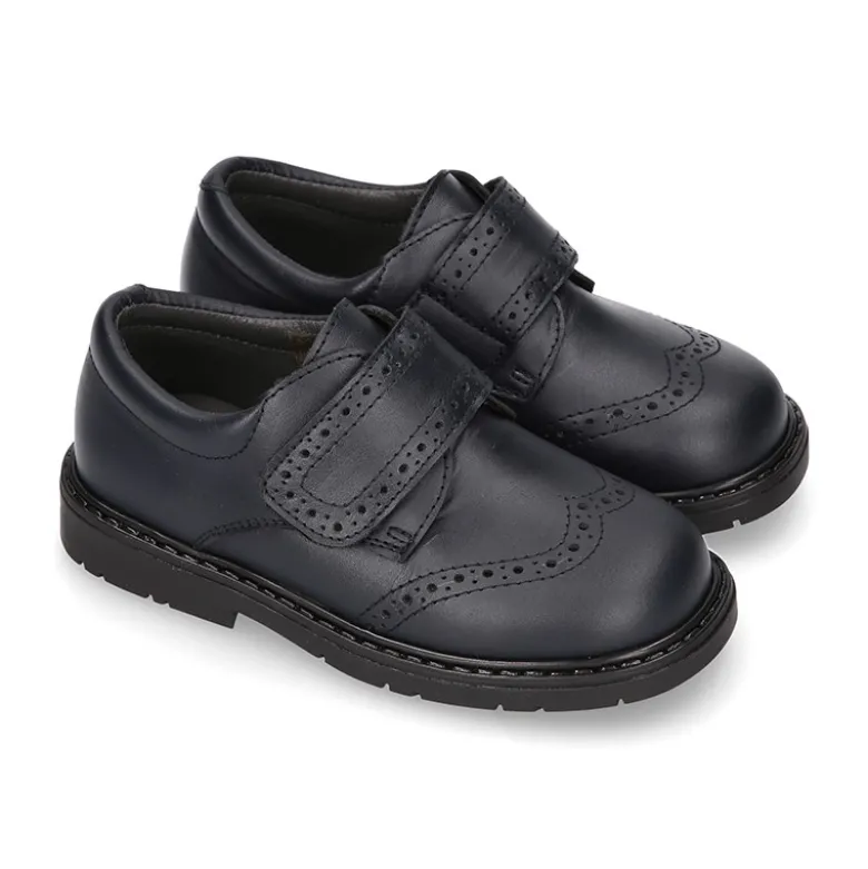 Zapato colegial niño tipo Blucher sin cordones y diseño pala vega en piel.