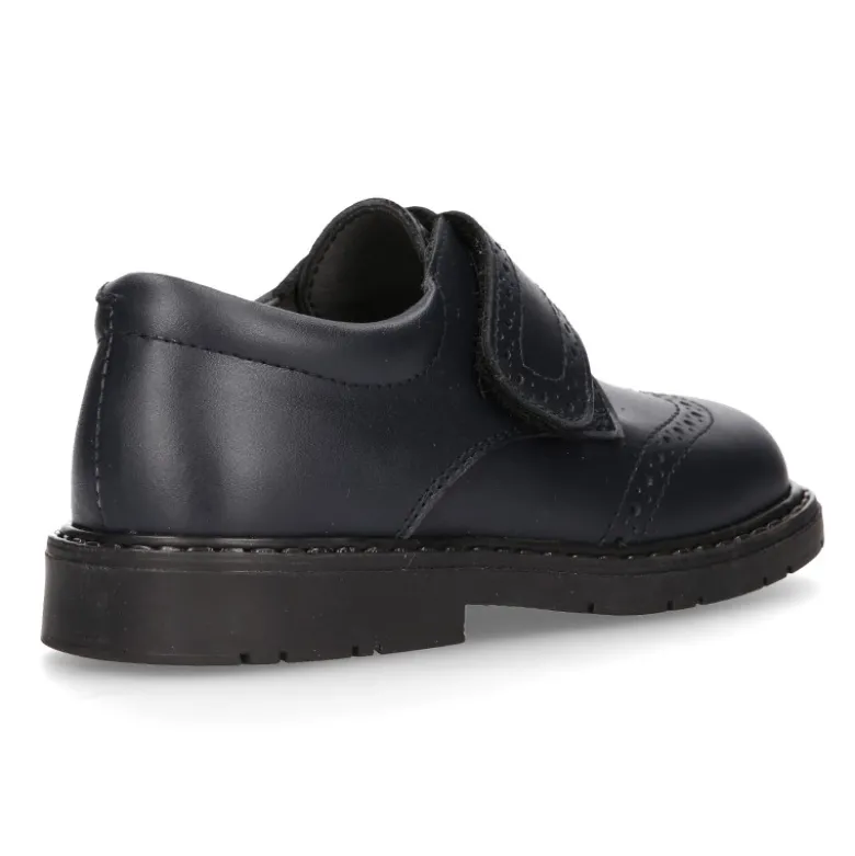 Zapato colegial niño tipo Blucher sin cordones y diseño pala vega en piel.