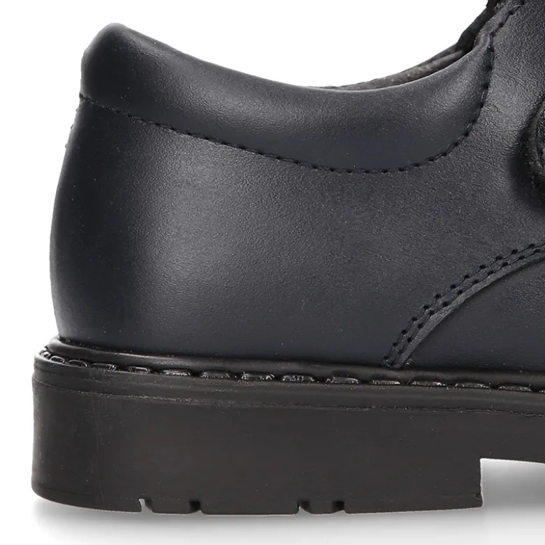 Zapato colegial niño tipo Blucher sin cordones y diseño pala vega en piel.