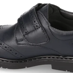 Zapato colegial niño tipo Blucher sin cordones y diseño pala vega en piel.