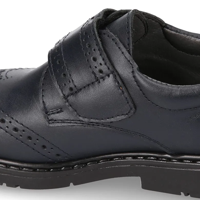 Zapato colegial niño tipo Blucher sin cordones y diseño pala vega en piel.