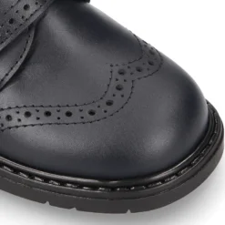 Zapato colegial niño tipo Blucher sin cordones y diseño pala vega en piel.