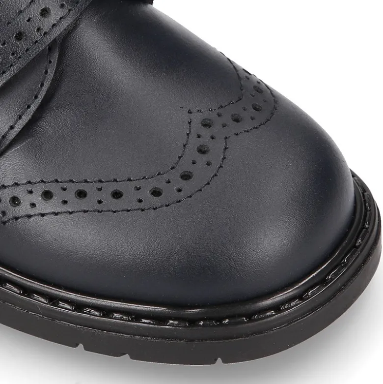 Zapato colegial niño tipo Blucher sin cordones y diseño pala vega en piel.
