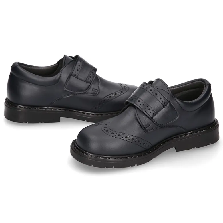 Zapato colegial niño tipo Blucher sin cordones y diseño pala vega en piel.