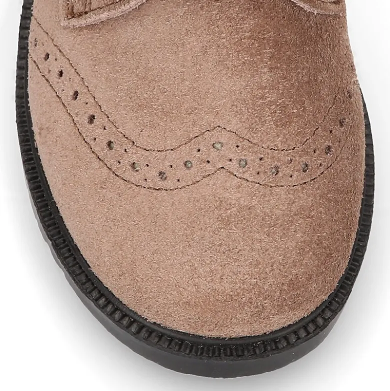 Zapato colegial niño tipo Blucher sin cordones y diseño pala vega en piel serraje.