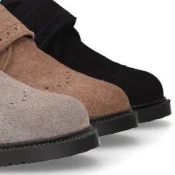 Zapato colegial niño tipo Blucher sin cordones y diseño pala vega en piel serraje.