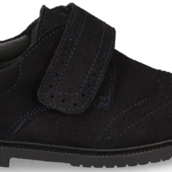 Zapato colegial niño tipo Blucher sin cordones y diseño pala vega en piel serraje.