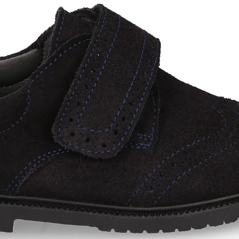 Zapato colegial niño tipo Blucher sin cordones y diseño pala vega en piel serraje.