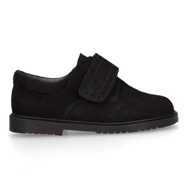 Zapato colegial niño tipo Blucher sin cordones y diseño pala vega en piel serraje.