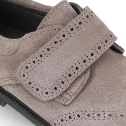 Zapato colegial niño tipo Blucher sin cordones y diseño pala vega en piel serraje.