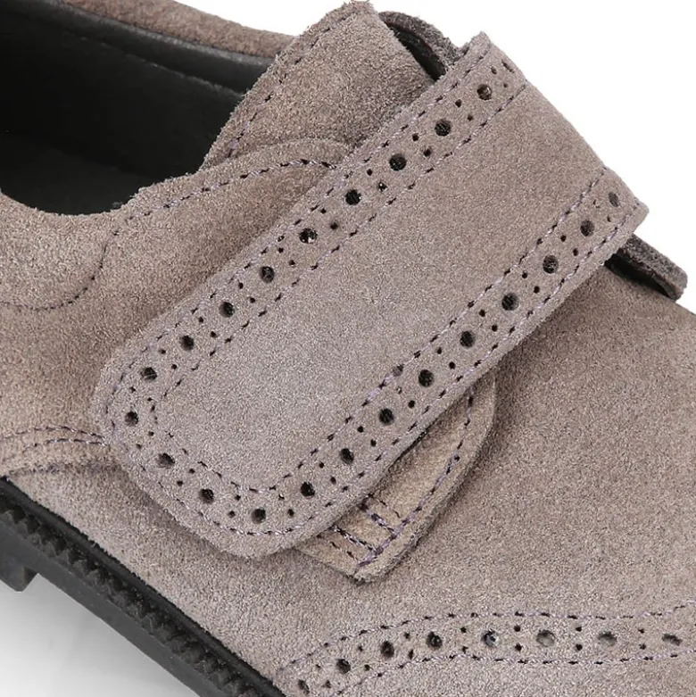 Zapato colegial niño tipo Blucher sin cordones y diseño pala vega en piel serraje.