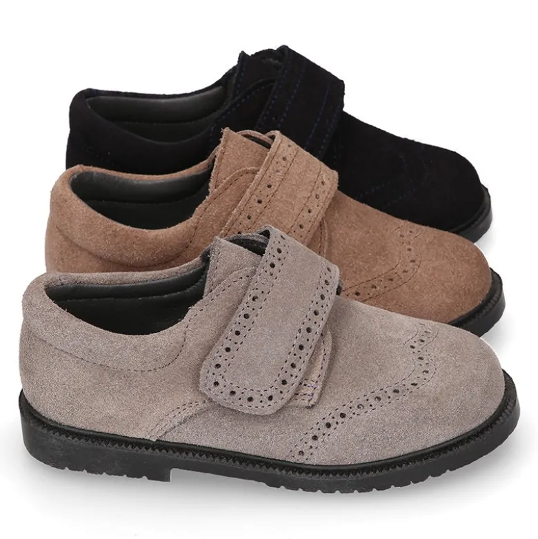 Zapato colegial niño tipo Blucher sin cordones y diseño pala vega en piel serraje.