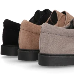 Zapato colegial niño tipo Blucher sin cordones y diseño pala vega en piel serraje.