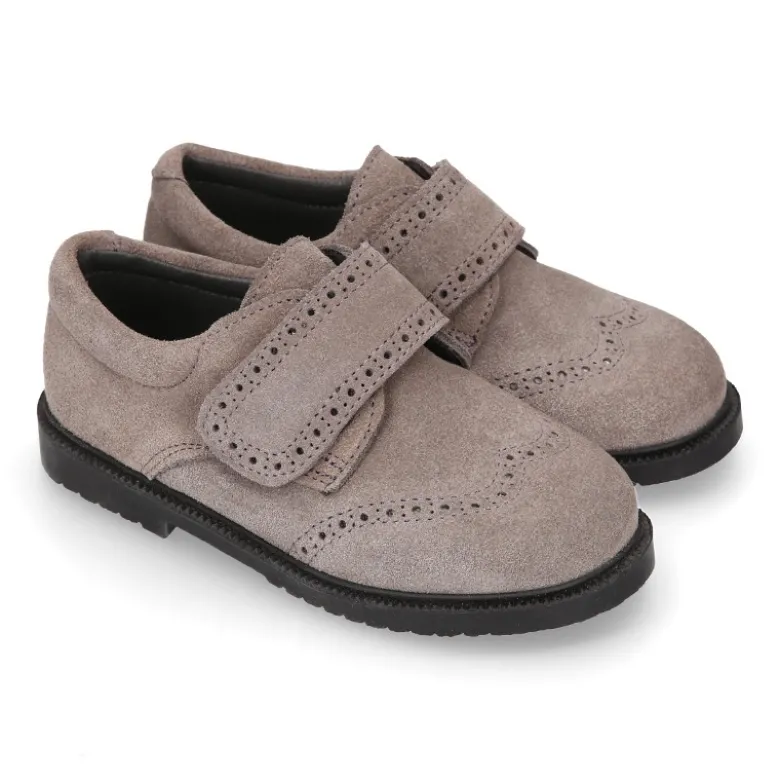 Zapato colegial niño tipo Blucher sin cordones y diseño pala vega en piel serraje.