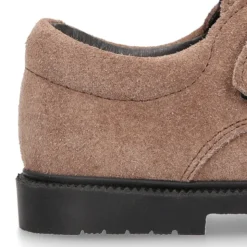 Zapato colegial niño tipo Blucher sin cordones y diseño pala vega en piel serraje.