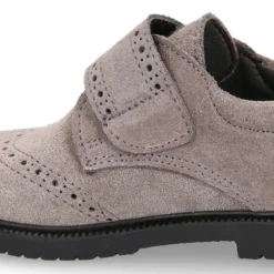 Zapato colegial niño tipo Blucher sin cordones y diseño pala vega en piel serraje.