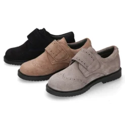 Zapato colegial niño tipo Blucher sin cordones y diseño pala vega en piel serraje.