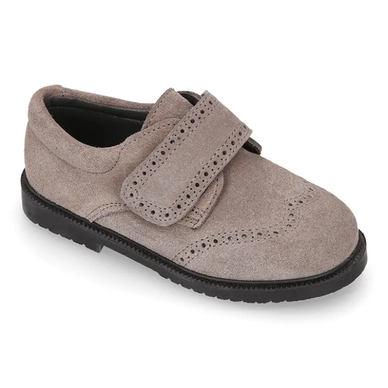 Zapato colegial niño tipo Blucher sin cordones y diseño pala vega en piel serraje.