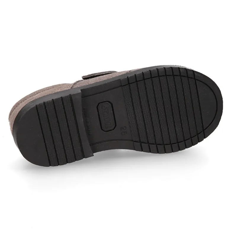 Zapato colegial niño tipo Blucher sin cordones y diseño pala vega en piel serraje.