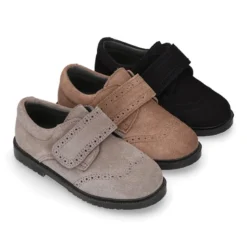 Zapato colegial niño tipo Blucher sin cordones y diseño pala vega en piel serraje.