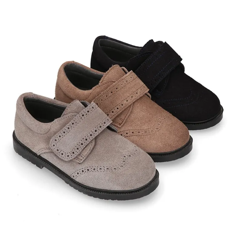 Zapato colegial niño tipo Blucher sin cordones y diseño pala vega en piel serraje.