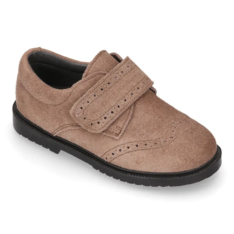Zapato colegial niño tipo Blucher sin cordones y diseño pala vega en piel serraje.