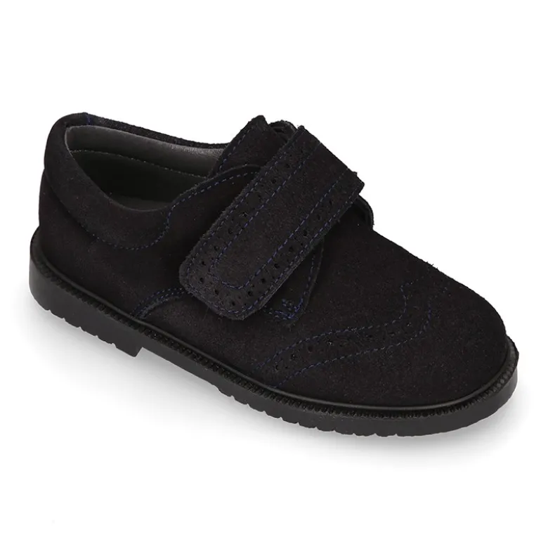 Zapato colegial niño tipo Blucher sin cordones y diseño pala vega en piel serraje.