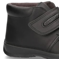 Zapato colegial niño tipo Botita sin cordones en piel lavable.
