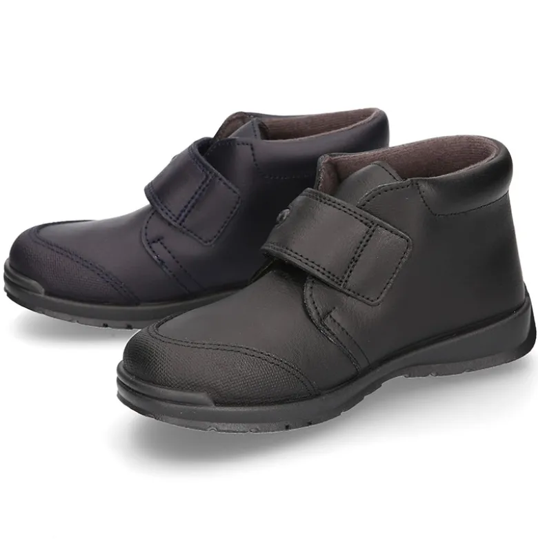 Zapato colegial niño tipo Botita sin cordones en piel lavable.