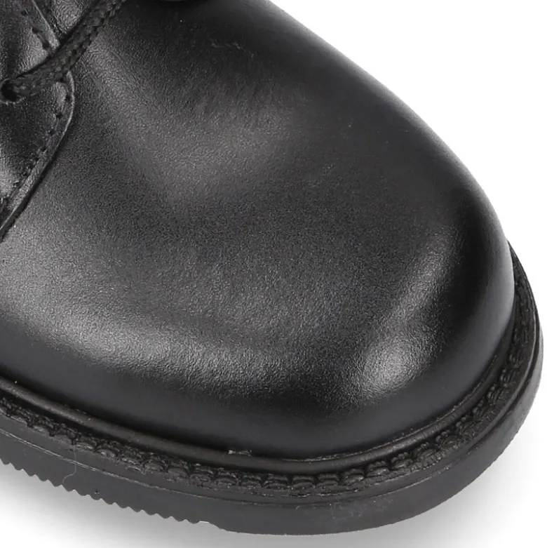 Zapato colegial tipo Blucher con cordones en piel lisa Boxcalf.