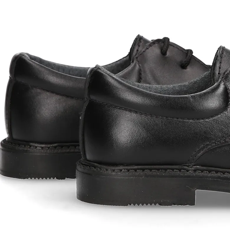 Zapato colegial tipo Blucher con cordones en piel lisa Boxcalf.