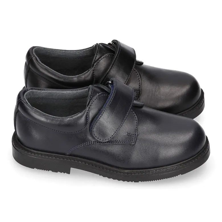 Zapato colegial tipo Blucher sin cordones en piel lisa.
